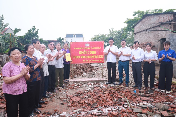Ủy ban MTTQ Việt Nam xã Minh Châu khởi công xây dựng nhà Đại đoàn kết cho hộ gia đình có hoàn cảnh khó khăn trên địa bàn xã.- Ảnh 4.