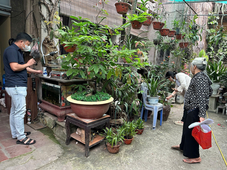 Xã Ô Diên ra quân tổng vệ sinh môi trường phòng, chống dịch sốt xuất huyết- Ảnh 1.