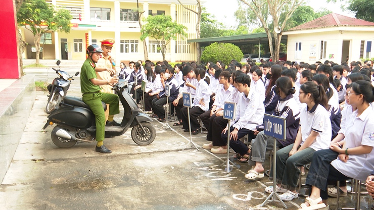 Hướng dẫn kỹ năng lái xe gắn máy an toàn cho học sinh trung học phổ thông.- Ảnh 6.