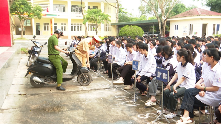 Hướng dẫn kỹ năng lái xe gắn máy an toàn cho học sinh trung học phổ thông.- Ảnh 7.