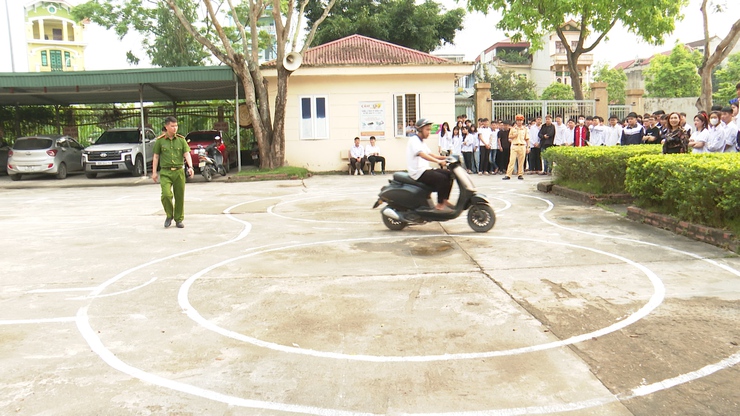 Hướng dẫn kỹ năng lái xe gắn máy an toàn cho học sinh trung học phổ thông.- Ảnh 8.
