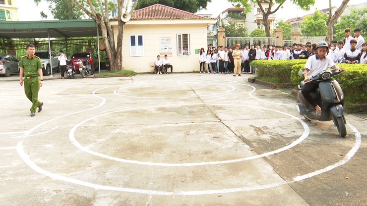 Hướng dẫn kỹ năng lái xe gắn máy an toàn cho học sinh trung học phổ thông.- Ảnh 10.