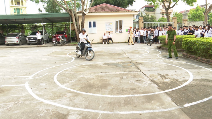 Hướng dẫn kỹ năng lái xe gắn máy an toàn cho học sinh trung học phổ thông.- Ảnh 9.