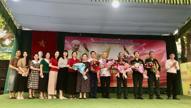 Trường THPT Nguyễn Bỉnh Khiêm tổ chức nói chuyện truyền thống nhân dịp kỷ niệm 51 năm Ngày Giải phóng miền Nam- Ảnh 10.