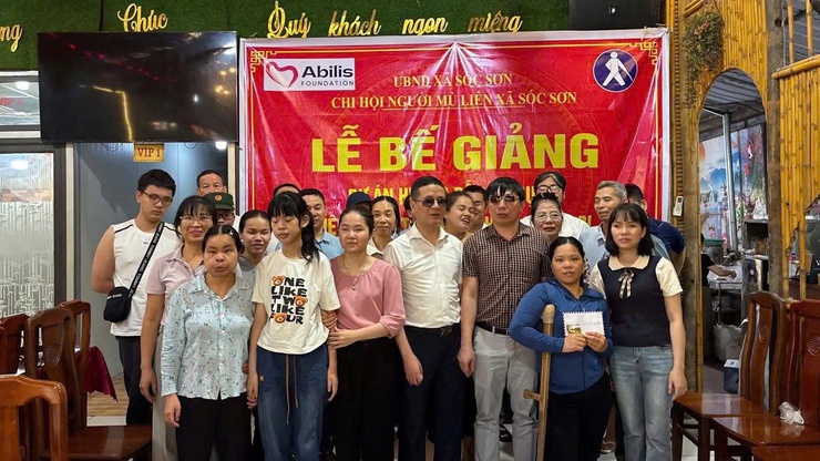 CHI HỘI NGƯỜI MÙ LIÊN XÃ SÓC SƠN BẾ GIẢNG LỚP HỌC SỬ DỤNG ĐIỆN THOẠI THÔNG MINH VÀ KỸ NĂNG BÁN HÀNG ONLINE- Ảnh 1.