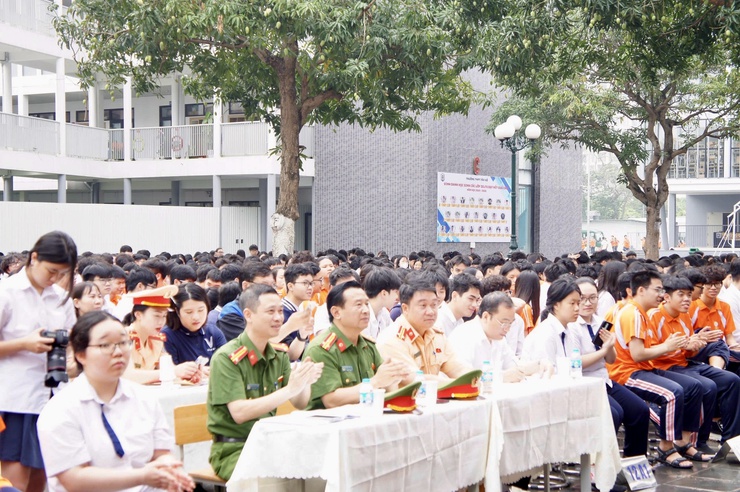 Lan tỏa ý thức an toàn giao thông – phát huy vai trò Công an Phường Phú Thượng trong xây dựng “trường học xanh”- Ảnh 1.