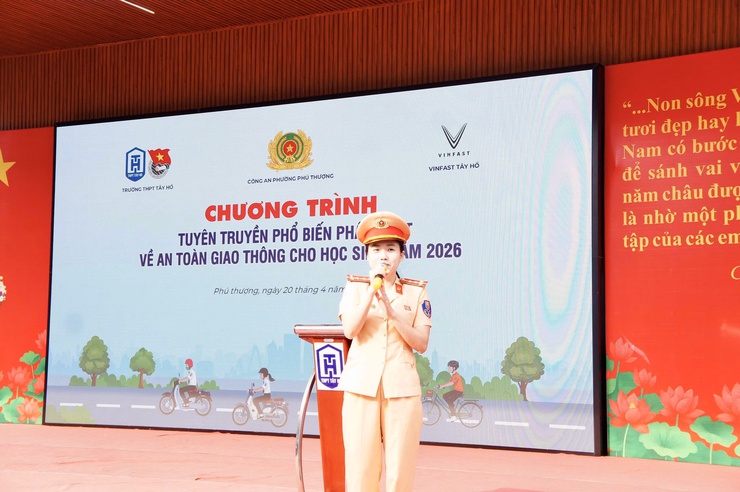 Lan tỏa ý thức an toàn giao thông – phát huy vai trò Công an Phường Phú Thượng trong xây dựng “trường học xanh”- Ảnh 2.