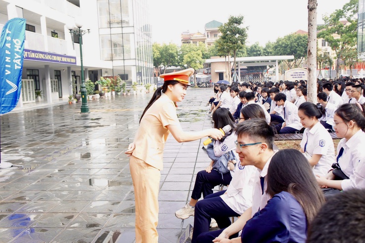 Lan tỏa ý thức an toàn giao thông – phát huy vai trò Công an Phường Phú Thượng trong xây dựng “trường học xanh”- Ảnh 3.