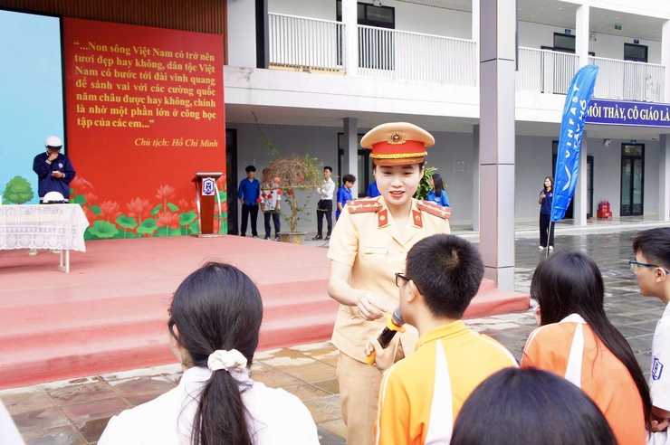 Lan tỏa ý thức an toàn giao thông – phát huy vai trò Công an Phường Phú Thượng trong xây dựng “trường học xanh”- Ảnh 4.