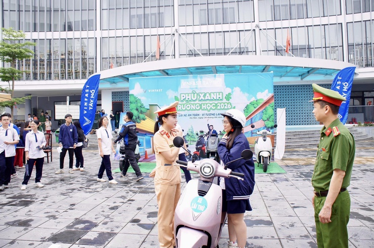 Lan tỏa ý thức an toàn giao thông – phát huy vai trò Công an Phường Phú Thượng trong xây dựng “trường học xanh”- Ảnh 7.