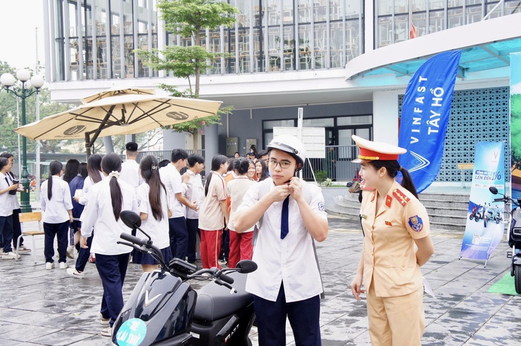 Lan tỏa ý thức an toàn giao thông – phát huy vai trò Công an Phường Phú Thượng trong xây dựng “trường học xanh”- Ảnh 6.