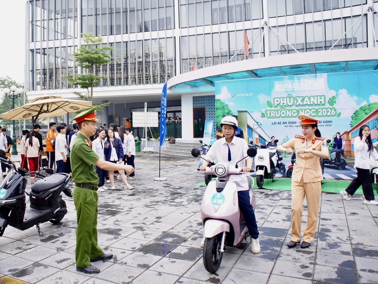 Lan tỏa ý thức an toàn giao thông – phát huy vai trò Công an Phường Phú Thượng trong xây dựng “trường học xanh”- Ảnh 9.