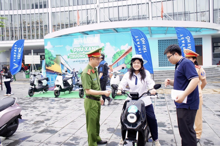 Lan tỏa ý thức an toàn giao thông – phát huy vai trò Công an Phường Phú Thượng trong xây dựng “trường học xanh”- Ảnh 10.