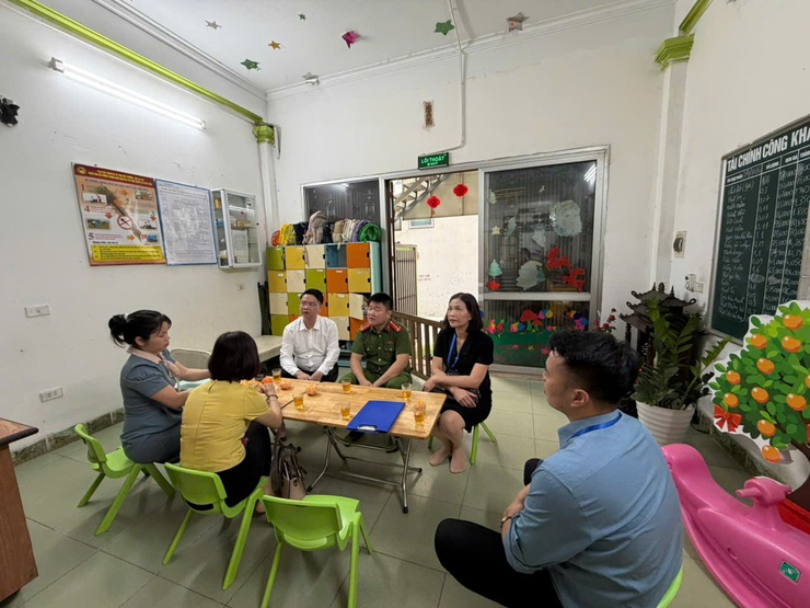 Phường Long Biên triển khai tổng kiểm tra an toàn phòng cháy, chữa cháy đối với nhóm trẻ, trường mầm non tư thục- Ảnh 1.