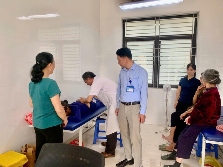 Chương trình truyền thông và khám sức khỏe với chủ đề “Khỏe tuổi già – An nhiên hạnh phúc”.- Ảnh 1.