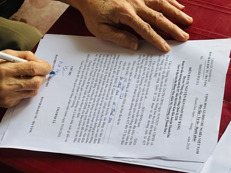 27 hộ dân đồng thuận ký biên bản tự nguyện bàn giao mặt bằng dự án nâng cấp, mở rộng Quốc lộ 21B- Ảnh 12.