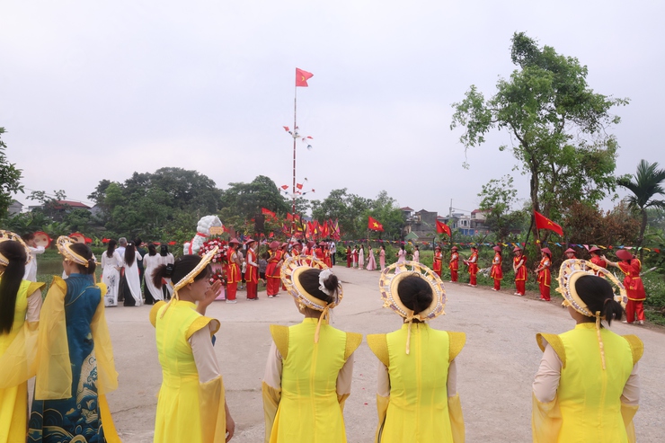 PCT UBND xã Nguyễn Hữu Thìn dự, tặng hoa và dâng hương tại Lễ hội truyền thống làng Yên Lý- Ảnh 8.