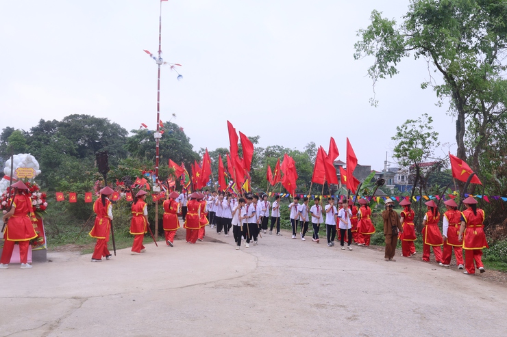 PCT UBND xã Nguyễn Hữu Thìn dự, tặng hoa và dâng hương tại Lễ hội truyền thống làng Yên Lý- Ảnh 9.