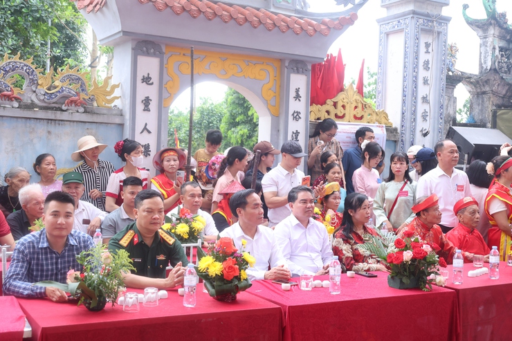 PCT UBND xã Nguyễn Hữu Thìn dự, tặng hoa và dâng hương tại Lễ hội truyền thống làng Yên Lý- Ảnh 1.