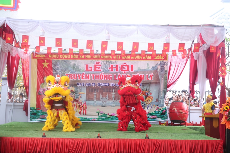 PCT UBND xã Nguyễn Hữu Thìn dự, tặng hoa và dâng hương tại Lễ hội truyền thống làng Yên Lý- Ảnh 10.