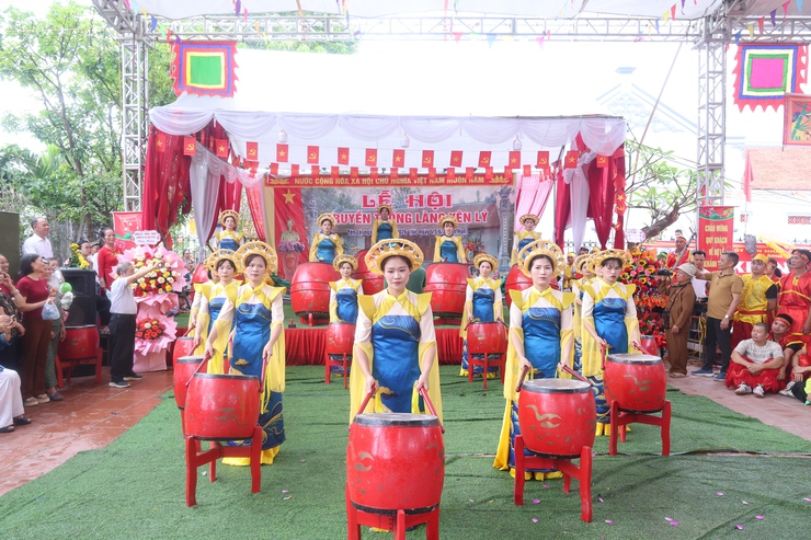 PCT UBND xã Nguyễn Hữu Thìn dự, tặng hoa và dâng hương tại Lễ hội truyền thống làng Yên Lý- Ảnh 11.