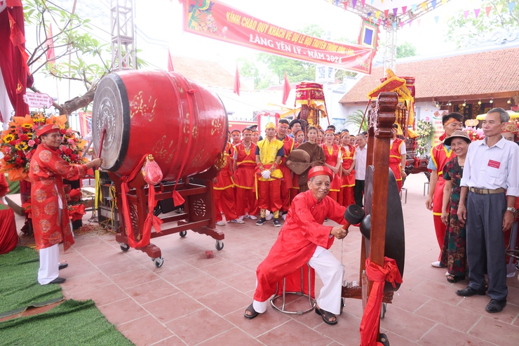 PCT UBND xã Nguyễn Hữu Thìn dự, tặng hoa và dâng hương tại Lễ hội truyền thống làng Yên Lý- Ảnh 7.