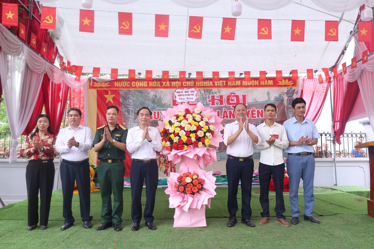 PCT UBND xã Nguyễn Hữu Thìn dự, tặng hoa và dâng hương tại Lễ hội truyền thống làng Yên Lý- Ảnh 2.