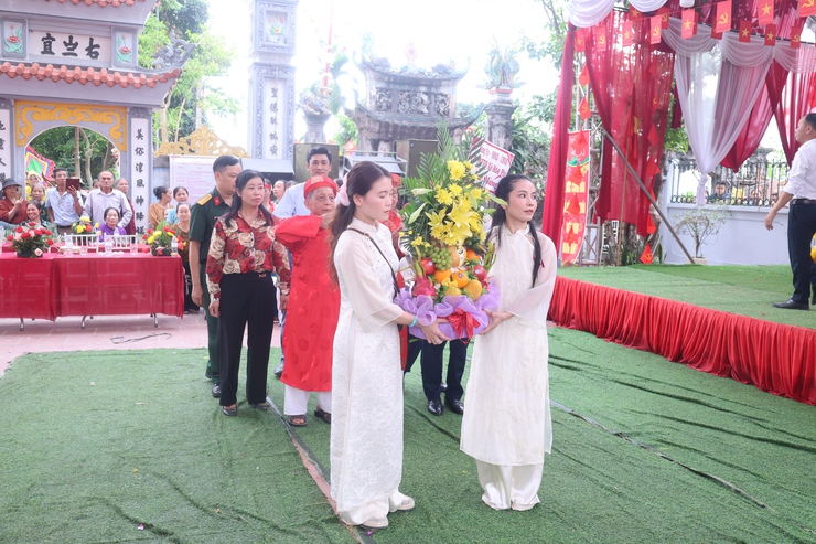 PCT UBND xã Nguyễn Hữu Thìn dự, tặng hoa và dâng hương tại Lễ hội truyền thống làng Yên Lý- Ảnh 3.