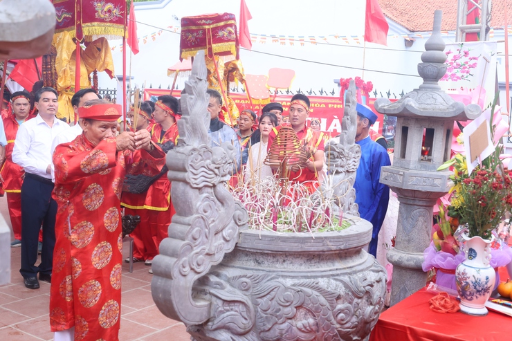 PCT UBND xã Nguyễn Hữu Thìn dự, tặng hoa và dâng hương tại Lễ hội truyền thống làng Yên Lý- Ảnh 4.