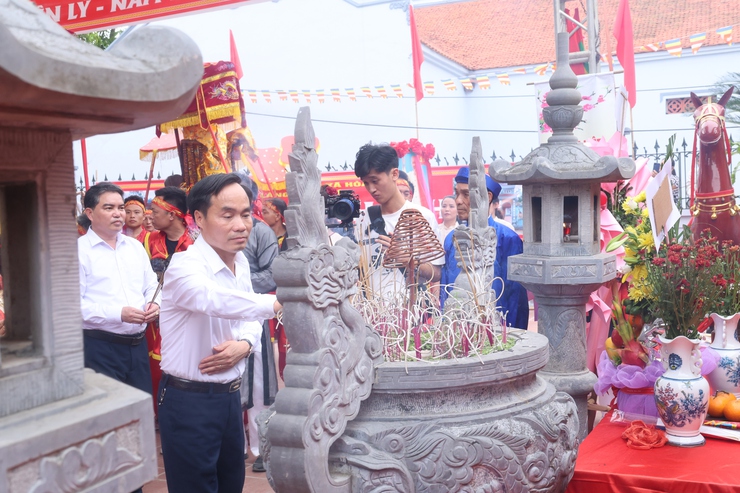 PCT UBND xã Nguyễn Hữu Thìn dự, tặng hoa và dâng hương tại Lễ hội truyền thống làng Yên Lý- Ảnh 6.