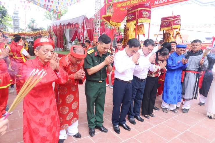 PCT UBND xã Nguyễn Hữu Thìn dự, tặng hoa và dâng hương tại Lễ hội truyền thống làng Yên Lý- Ảnh 5.