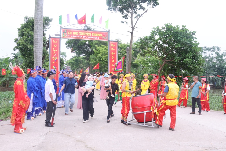 PCT UBND xã Nguyễn Hữu Thìn dự, tặng hoa và dâng hương tại Lễ hội truyền thống làng Yên Lý- Ảnh 12.