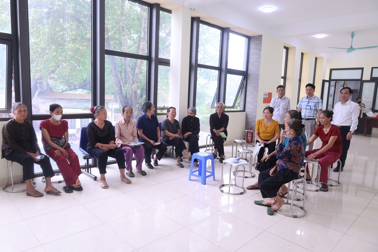 Trạm y tế xã Hòa Phú: Tổ chức khám, tư vấn và cập nhật thông tin vào hệ thống quản lý sức khỏe điện tử cho Người cao tuổi- Ảnh 1.