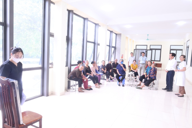 Trạm y tế xã Hòa Phú: Tổ chức khám, tư vấn và cập nhật thông tin vào hệ thống quản lý sức khỏe điện tử cho Người cao tuổi- Ảnh 2.