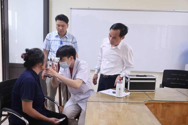 Trạm y tế xã Hòa Phú: Tổ chức khám, tư vấn và cập nhật thông tin vào hệ thống quản lý sức khỏe điện tử cho Người cao tuổi- Ảnh 3.