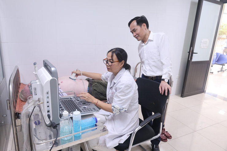 Trạm y tế xã Hòa Phú: Tổ chức khám, tư vấn và cập nhật thông tin vào hệ thống quản lý sức khỏe điện tử cho Người cao tuổi- Ảnh 6.