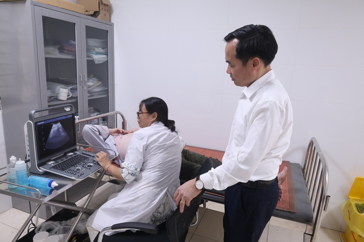 Trạm y tế xã Hòa Phú: Tổ chức khám, tư vấn và cập nhật thông tin vào hệ thống quản lý sức khỏe điện tử cho Người cao tuổi- Ảnh 7.