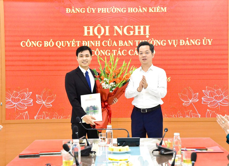 Công bố quyết định về công tác cán bộ tại Văn phòng Đảng ủy phường- Ảnh 1.