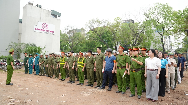 Phường Yên Nghĩa ra quân cao điểm lập lại trật tự đô thị, khắc phục “điểm nghẽn” về an toàn giao thông và vệ sinh môi trường- Ảnh 1.