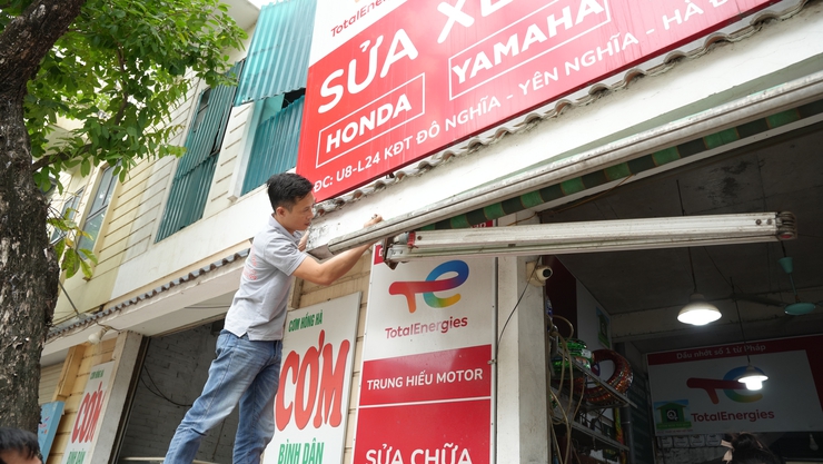 Phường Yên Nghĩa ra quân cao điểm lập lại trật tự đô thị, khắc phục “điểm nghẽn” về an toàn giao thông và vệ sinh môi trường- Ảnh 5.