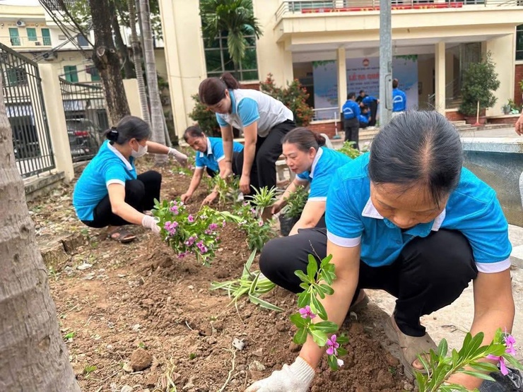 Uỷ ban MTTQ VN phường Tây  ký cam kết và ra quân triển khai thực hiện mô hình tự quản xây dựng địa bàn dân cư “Sáng - Xanh - Sạch - Đẹp” năm 2026- Ảnh 4.