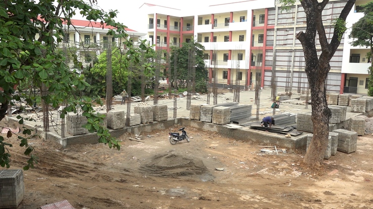Đồng chí Phó Chủ tịch UBND xã Phạm Văn Thao kiểm tra tiến độ thi công các dự án, điều kiện chuẩn bị cho kỳ thi vào lớp 10 và kỳ thi tốt nghiệp THPT tại trường THPT Trần Đăng Ninh- Ảnh 3.