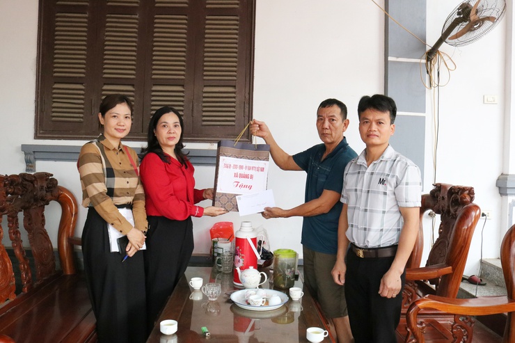 Đồng chí Chủ tịch Ủy ban MTTQ Việt Nam xã thăm, tặng quà công nhân và gia đình công nhân bị tai nạn lao động tại các thôn Duyên Ứng, Cốc Thượng, Cốc Hạ- Ảnh 1.