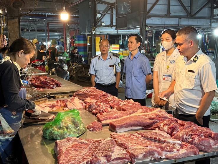 Đoàn kiểm tra liên ngành ATTP xã Đại Thanh kiểm tra việc giết mổ, buôn bán động vật và sản phẩm có nguồn gốc từ động vật tại các gian hàng chợ Tam Hiệp (thôn Huỳnh Cung) và chợ Quỳnh Đô (thôn Quỳnh Đô)- Ảnh 1.