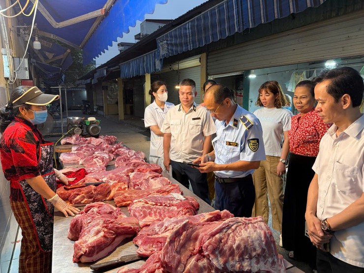 Đoàn kiểm tra liên ngành ATTP xã Đại Thanh kiểm tra việc giết mổ, buôn bán động vật và sản phẩm có nguồn gốc từ động vật tại các gian hàng chợ Tam Hiệp (thôn Huỳnh Cung) và chợ Quỳnh Đô (thôn Quỳnh Đô)- Ảnh 2.