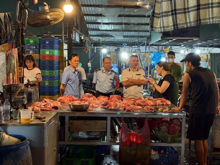 Đoàn kiểm tra liên ngành ATTP xã Đại Thanh kiểm tra việc giết mổ, buôn bán động vật và sản phẩm có nguồn gốc từ động vật tại các gian hàng chợ Tam Hiệp (thôn Huỳnh Cung) và chợ Quỳnh Đô (thôn Quỳnh Đô)- Ảnh 5.