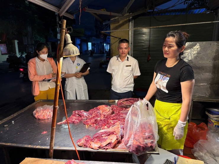 Đoàn kiểm tra liên ngành ATTP xã Đại Thanh kiểm tra việc giết mổ, buôn bán động vật và sản phẩm có nguồn gốc từ động vật tại các gian hàng chợ Tam Hiệp (thôn Huỳnh Cung) và chợ Quỳnh Đô (thôn Quỳnh Đô)- Ảnh 4.