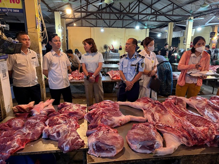 Đoàn kiểm tra liên ngành ATTP xã Đại Thanh kiểm tra việc giết mổ, buôn bán động vật và sản phẩm có nguồn gốc từ động vật tại các gian hàng chợ Tam Hiệp (thôn Huỳnh Cung) và chợ Quỳnh Đô (thôn Quỳnh Đô)- Ảnh 3.