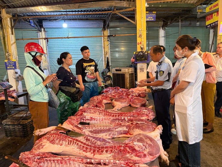 Đoàn kiểm tra liên ngành ATTP xã Đại Thanh kiểm tra việc giết mổ, buôn bán động vật và sản phẩm có nguồn gốc từ động vật tại các gian hàng chợ Tam Hiệp (thôn Huỳnh Cung) và chợ Quỳnh Đô (thôn Quỳnh Đô)- Ảnh 6.