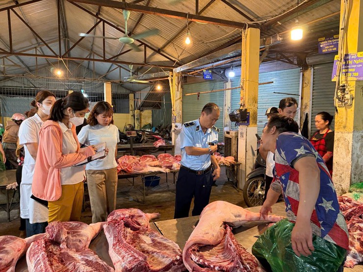 Đoàn kiểm tra liên ngành ATTP xã Đại Thanh kiểm tra việc giết mổ, buôn bán động vật và sản phẩm có nguồn gốc từ động vật tại các gian hàng chợ Tam Hiệp (thôn Huỳnh Cung) và chợ Quỳnh Đô (thôn Quỳnh Đô)- Ảnh 7.